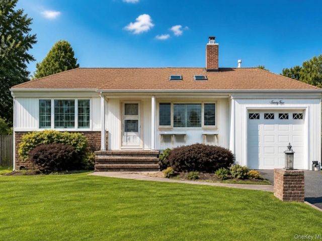  3 BR,  3.00 BTH &nbsp;Split level style home in Syosset