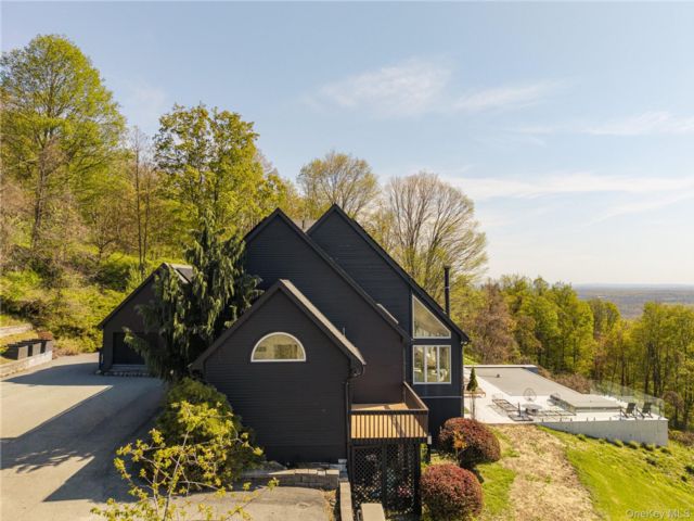  3 BR,  4.00 BTH &nbsp;Contemporary style home in Middletown