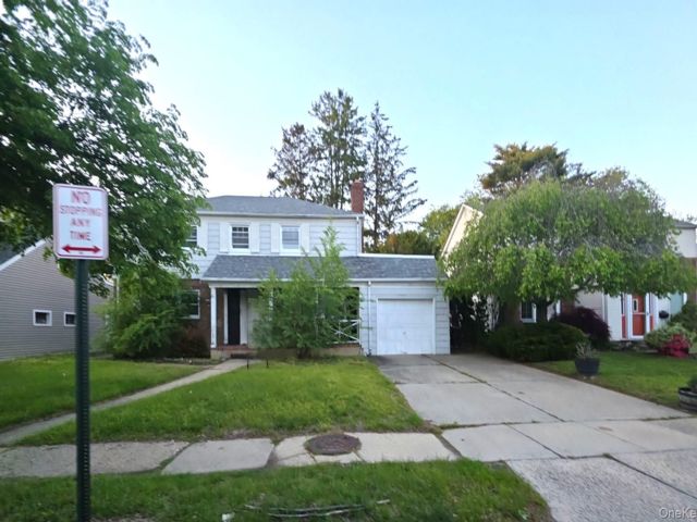  4 BR,  3.00 BTH &nbsp;Colonial style home in Rockville Centre