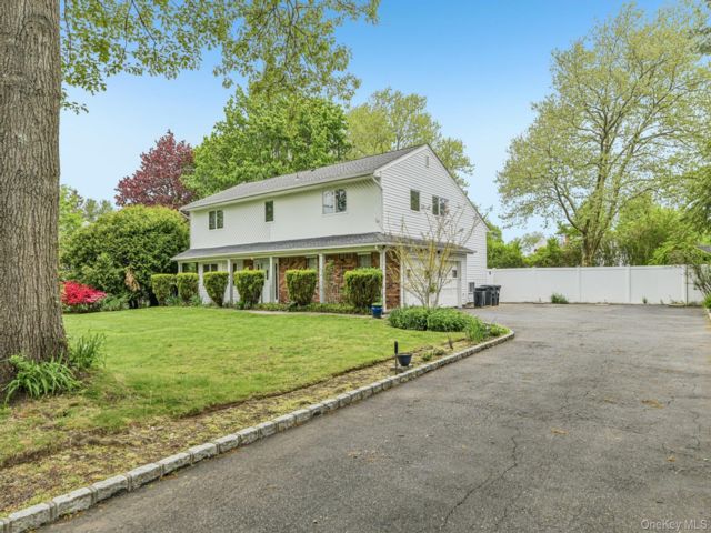  5 BR,  3.00 BTH &nbsp;Colonial style home in East Northport