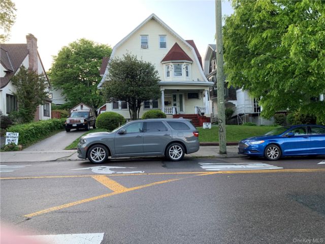  7 BR,  3.00 BTH &nbsp;Colonial style home in Richmond Hill