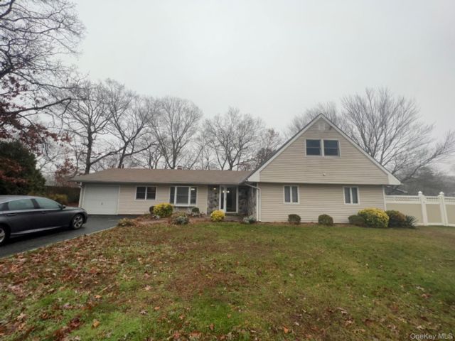  4 BR,  4.00 BTH &nbsp;Ranch style home in Coram