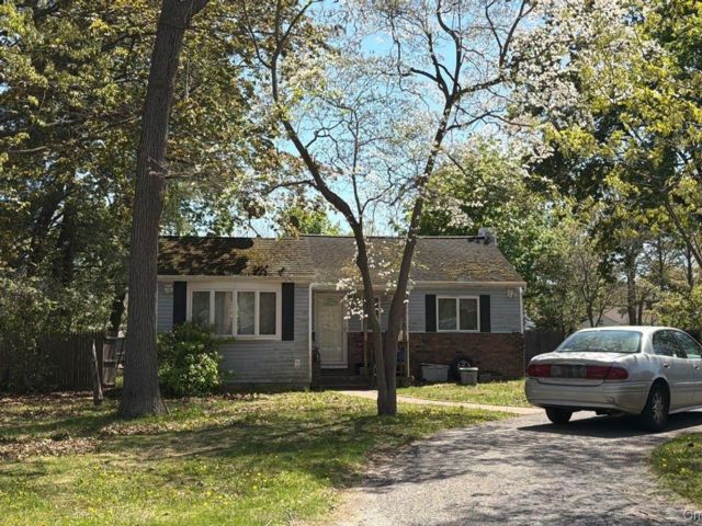  2 BR,  1.00 BTH &nbsp;Ranch style home in Farmingville