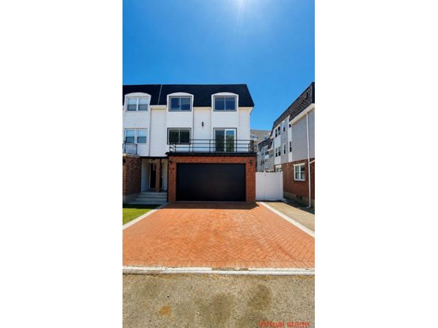  7 BR,  5.00 BTH &nbsp;House style home in Bayside