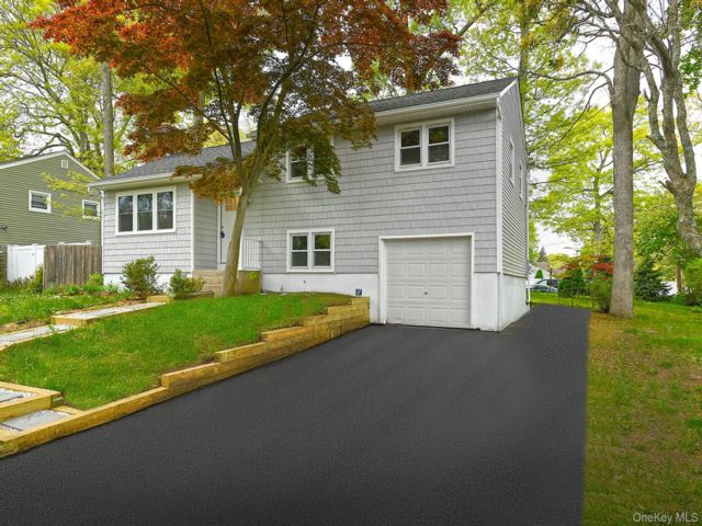  3 BR,  2.00 BTH &nbsp;Split level style home in Huntington Station