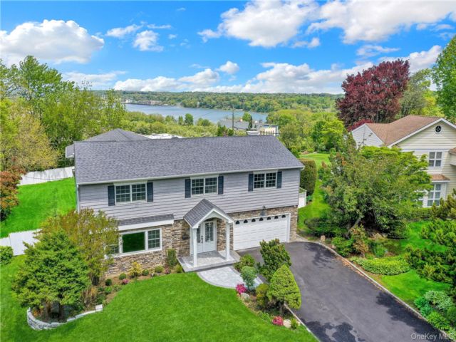  5 BR,  5.00 BTH &nbsp;Colonial style home in Roslyn