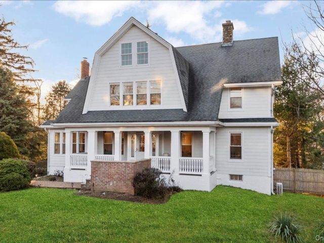  4 BR,  3.00 BTH &nbsp;Colonial style home in Port Washington