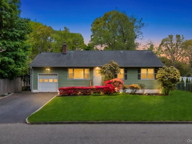  3 BR,  1.00 BTH &nbsp;Ranch style home in East Northport