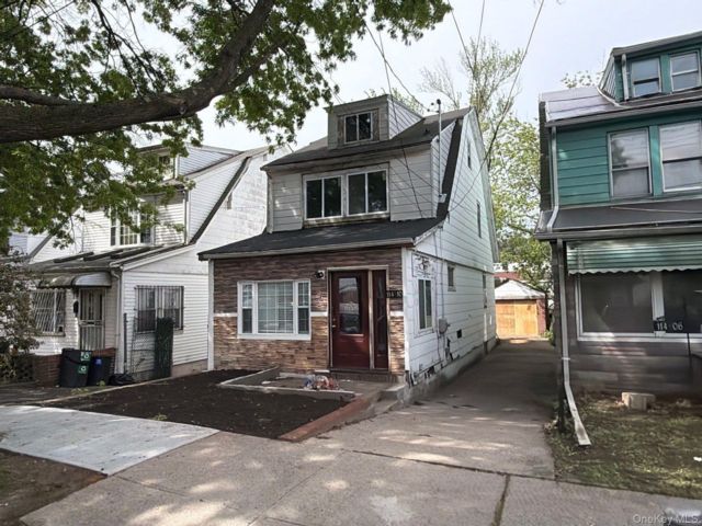  3 BR,  2.00 BTH &nbsp;Colonial style home in Jamaica