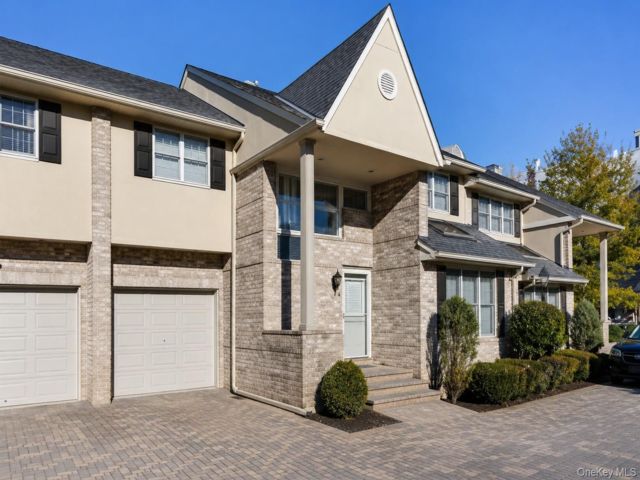  2 BR,  3.00 BTH &nbsp;Condo style home in Hewlett