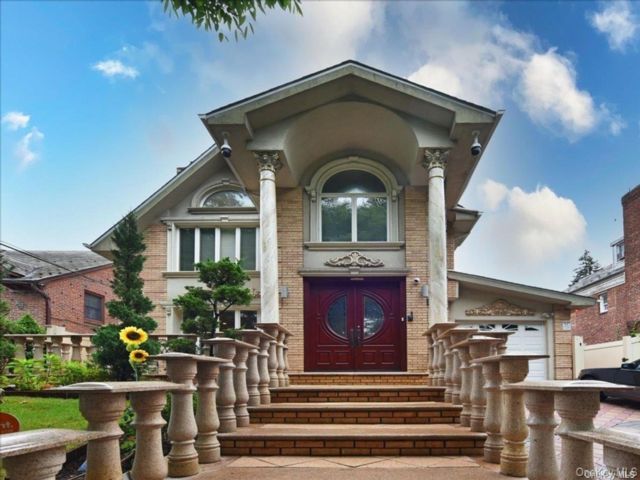 6 BR,  6.00 BTH &nbsp;Colonial style home in Jamaica Estates