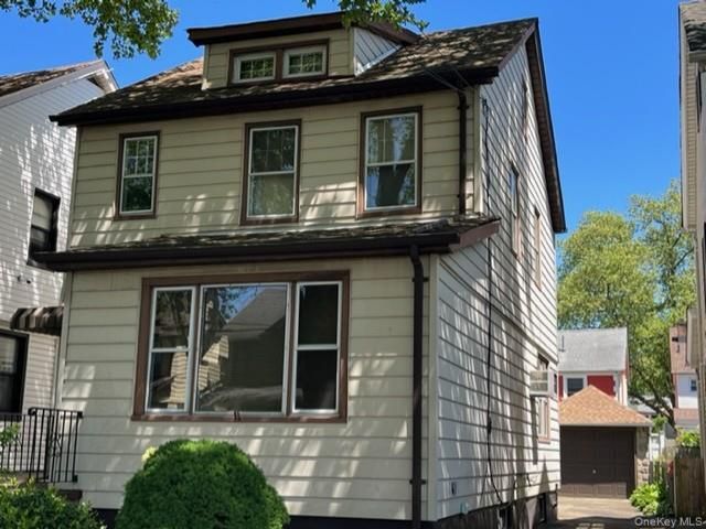  3 BR,  2.00 BTH &nbsp;Colonial style home in Bayside