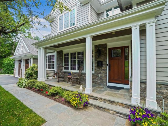  4 BR,  4.00 BTH &nbsp;Split level style home in Hartsdale