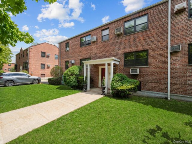  3 BR,  1.00 BTH &nbsp;Garden style home in Howard Beach