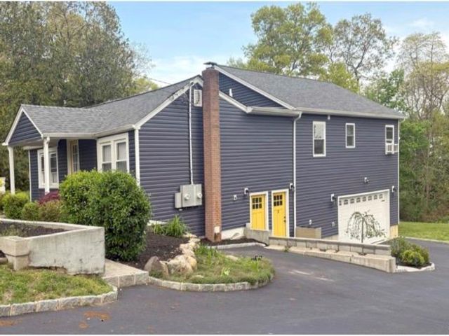  3 BR,  2.00 BTH &nbsp;Exp ranch style home in Farmingville