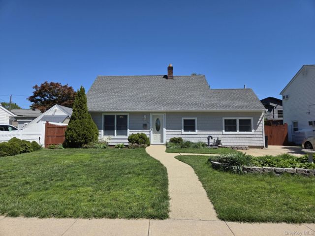  4 BR,  1.00 BTH &nbsp;Cape cod style home in Levittown