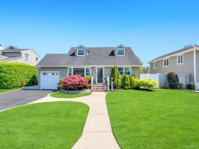  4 BR,  3.00 BTH &nbsp;Exp cape style home in Hicksville