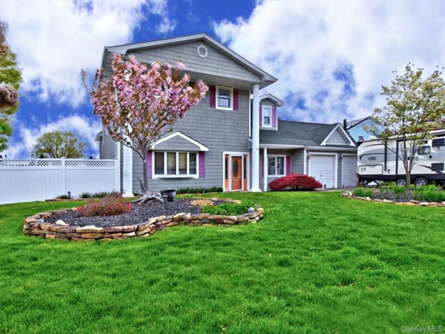  3 BR,  2.00 BTH &nbsp;Colonial style home in Bohemia