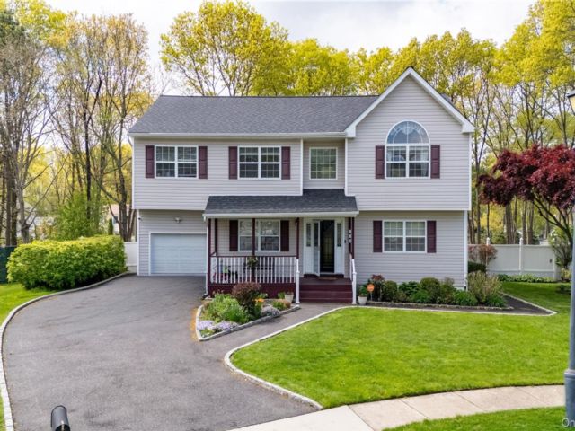 5 BR,  3.00 BTH &nbsp;Colonial style home in Brentwood