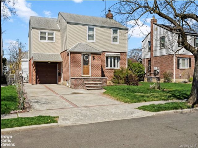 4 BR,  4.00 BTH &nbsp;Colonial style home in Elmont