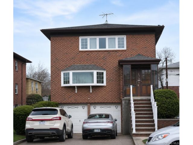  6 BR,  4.00 BTH &nbsp;Colonial style home in Bayside
