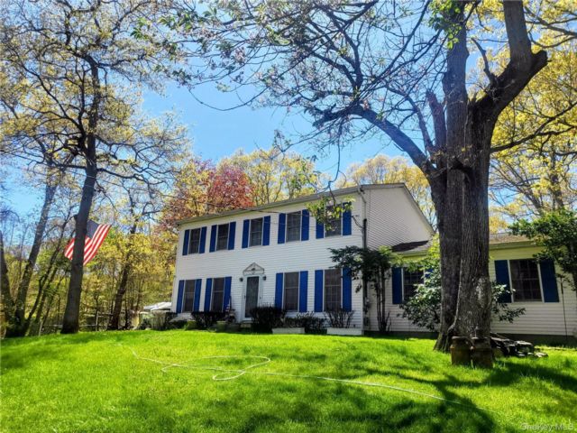 [Middle Island Real Estate, listing number 7286597]