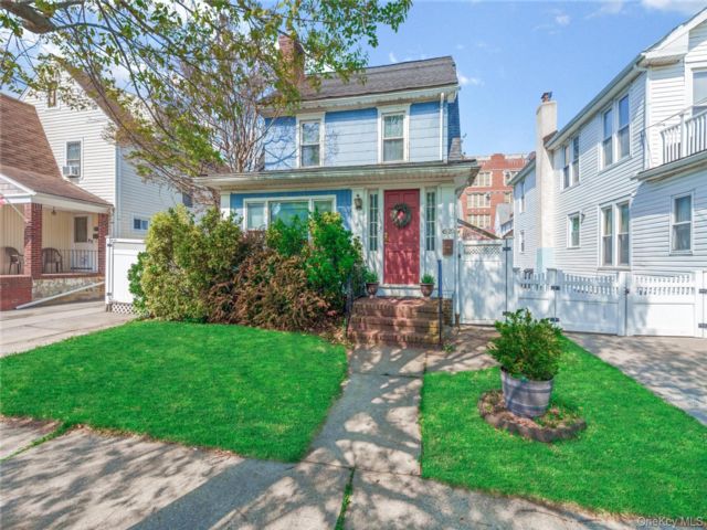  3 BR,  1.00 BTH &nbsp;Colonial style home in Flushing