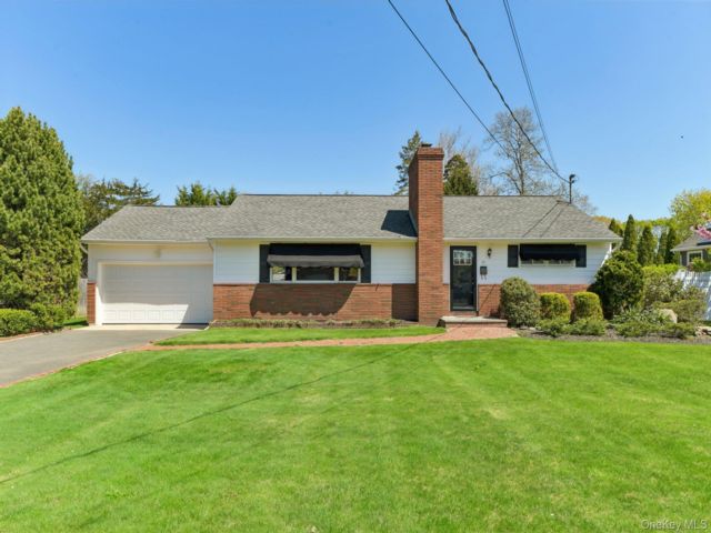  3 BR,  2.00 BTH &nbsp;Exp ranch style home in Islip