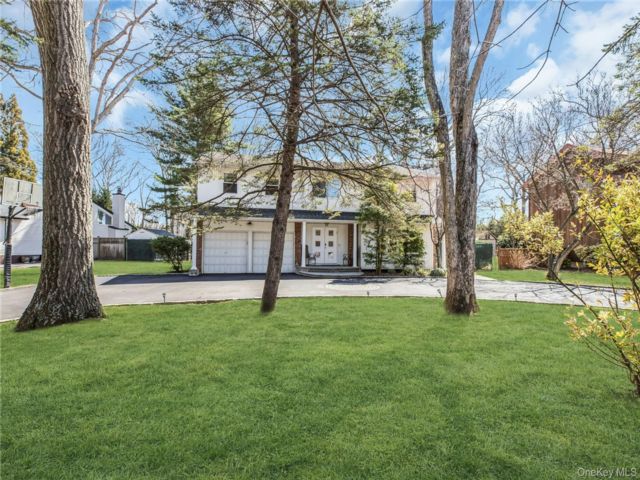  5 BR,  3.00 BTH &nbsp;Colonial style home in Plainview