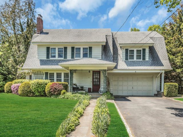  4 BR,  3.00 BTH &nbsp;Colonial style home in Northport