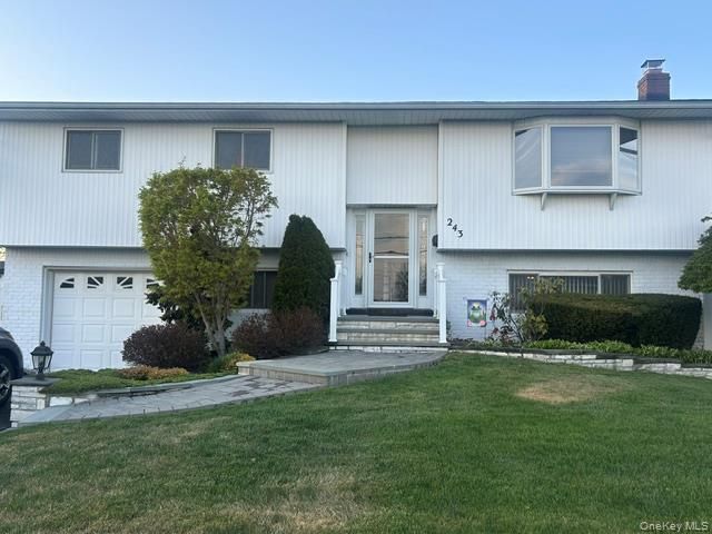  3 BR,  2.00 BTH &nbsp;Hi ranch style home in North Massapequa