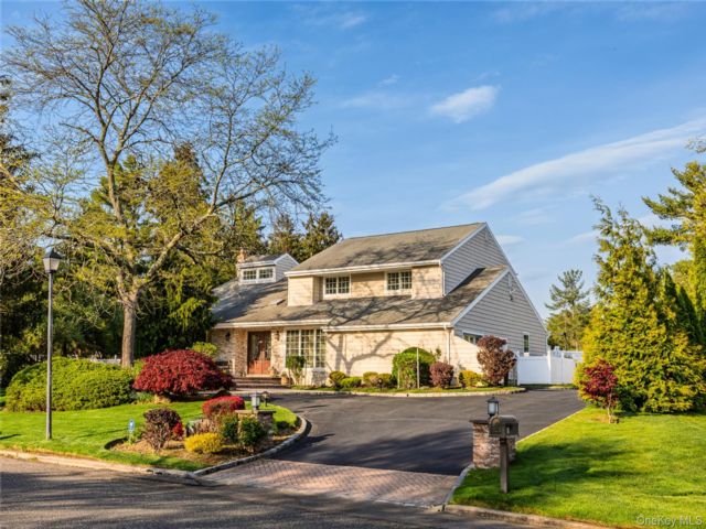  5 BR,  5.00 BTH &nbsp;Colonial style home in Melville