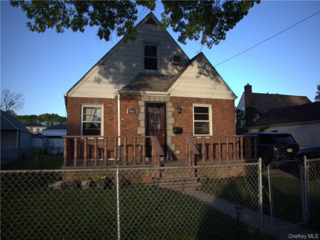  5 BR,  3.00 BTH &nbsp;Cape cod style home in Floral Park