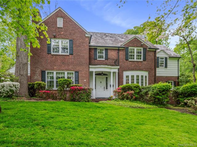  5 BR,  6.00 BTH &nbsp;Colonial style home in Great Neck