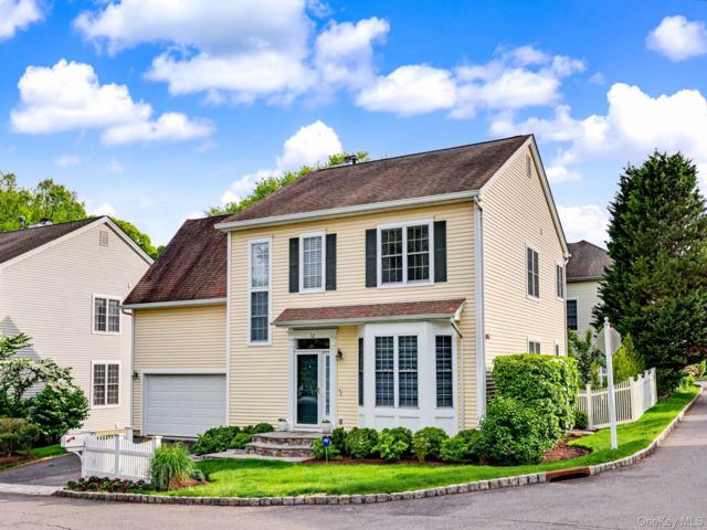  4 BR,  4.00 BTH &nbsp;Colonial style home in White Plains