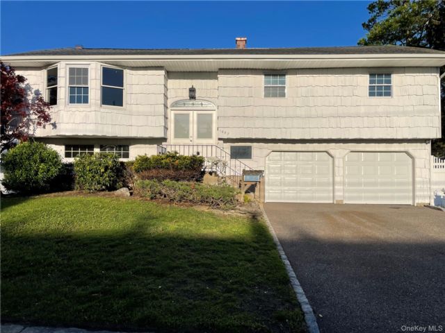  4 BR,  3.00 BTH &nbsp;Hi ranch style home in West Islip