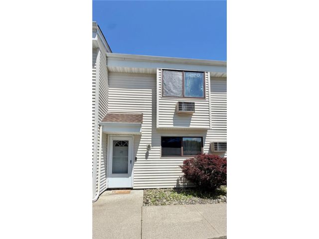  2 BR,  2.00 BTH &nbsp;Condo style home in Newburgh