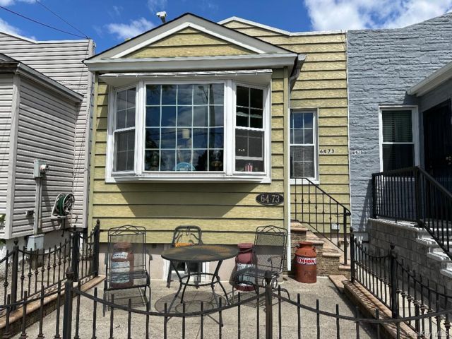  2 BR,  2.00 BTH &nbsp;Bungalow style home in Maspeth