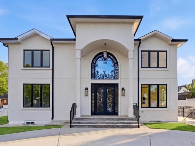  5 BR,  7.00 BTH &nbsp;Contemporary style home in Valley Stream