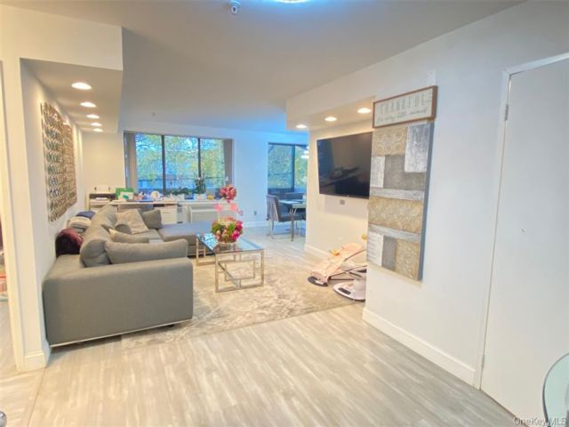  2 BR,  3.00 BTH &nbsp;Other style home in Great Neck