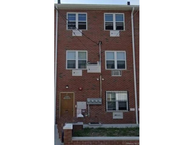  8 BR,  5.00 BTH &nbsp;Traditional style home in Cypress Hills