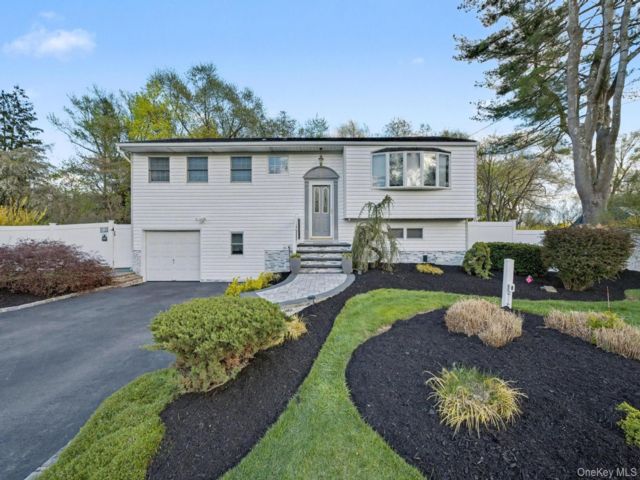  4 BR,  3.00 BTH &nbsp;Hi ranch style home in East Northport