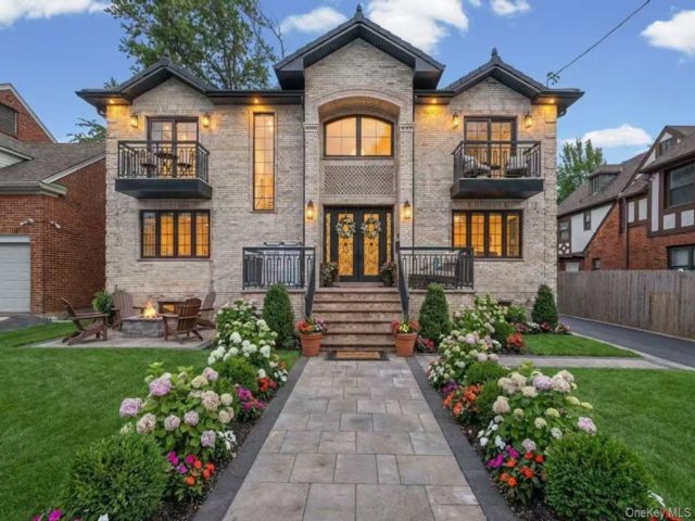  5 BR,  6.00 BTH &nbsp;Modern style home in Flushing