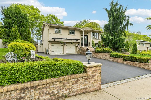  4 BR,  3.00 BTH &nbsp;Hi ranch style home in Smithtown