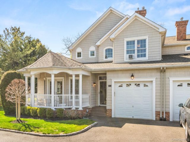  3 BR,  4.00 BTH &nbsp;Condo style home in Bay Shore