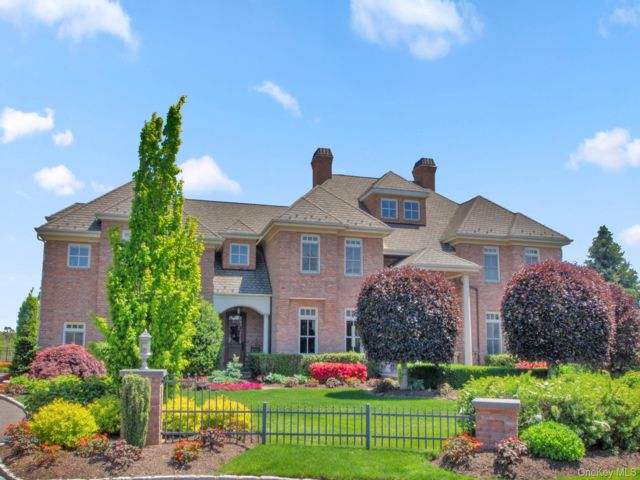  6 BR,  5.00 BTH &nbsp;Estate style home in West Islip