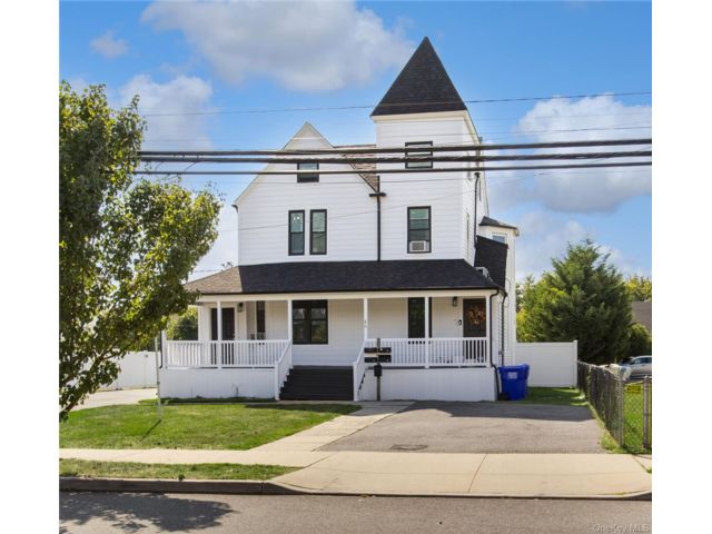  2 BR,  1.00 BTH &nbsp;Victorian style home in Bay Shore
