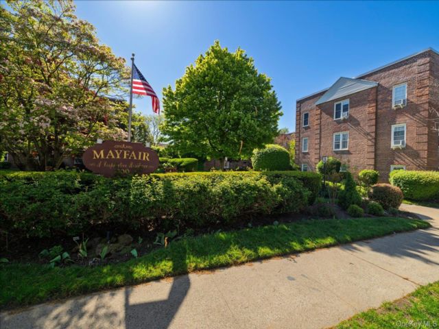  2 BR,  1.00 BTH &nbsp;Garden style home in Rockville Centre