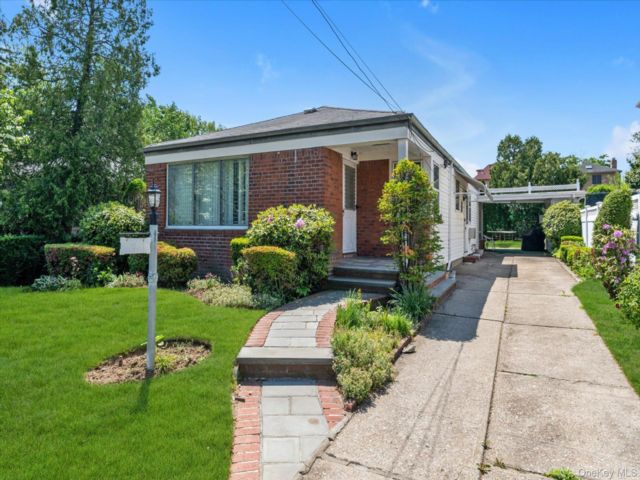  3 BR,  2.00 BTH &nbsp;Ranch style home in Fresh Meadows