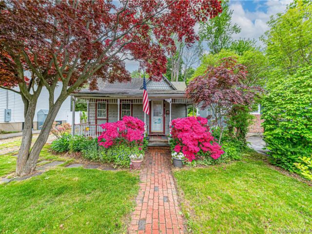  2 BR,  1.00 BTH &nbsp;Ranch style home in Greenlawn